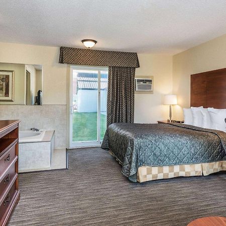 Travelodge By Wyndham Gananoque Exteriör bild