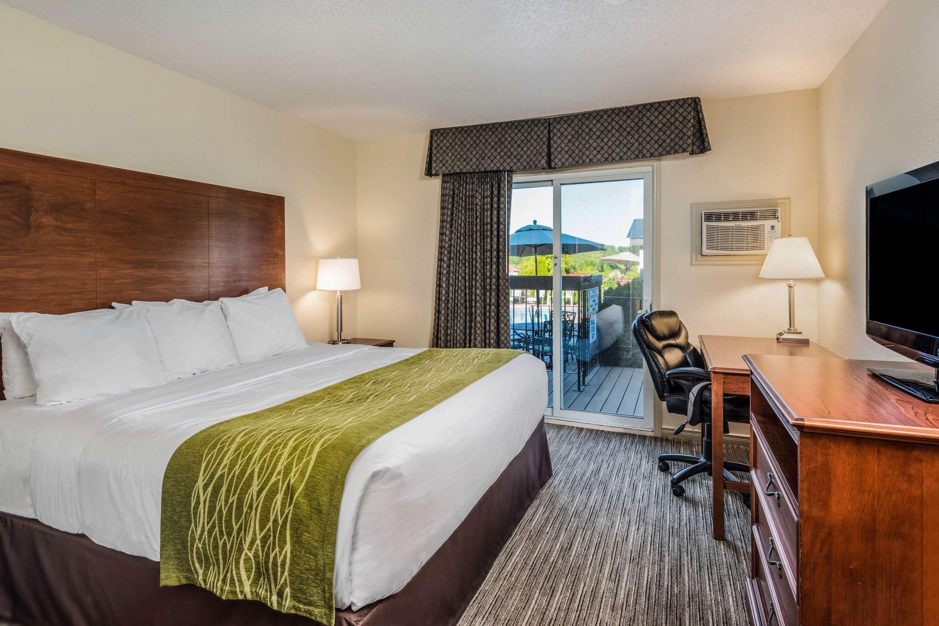 Travelodge By Wyndham Gananoque Exteriör bild