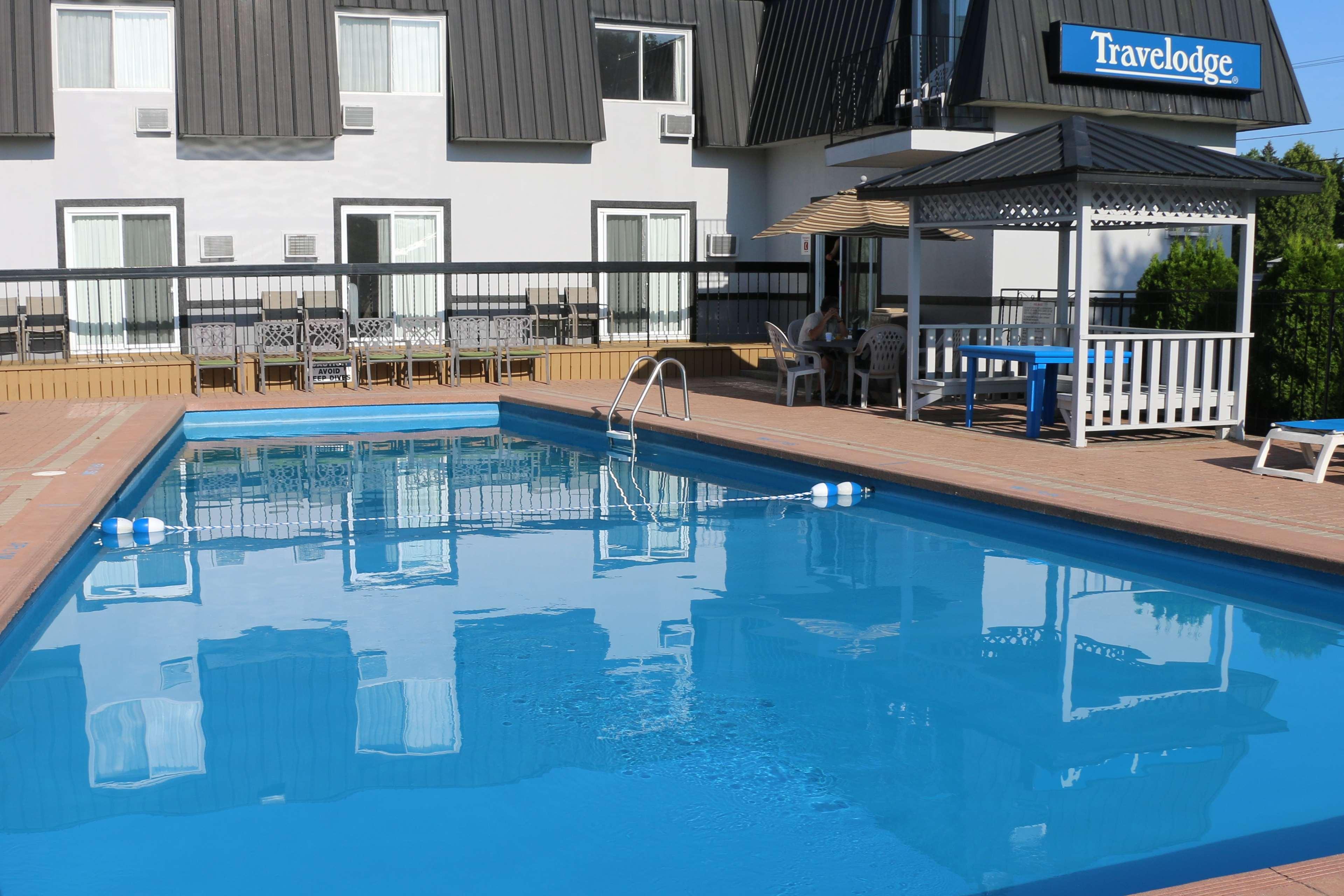 Travelodge By Wyndham Gananoque Exteriör bild