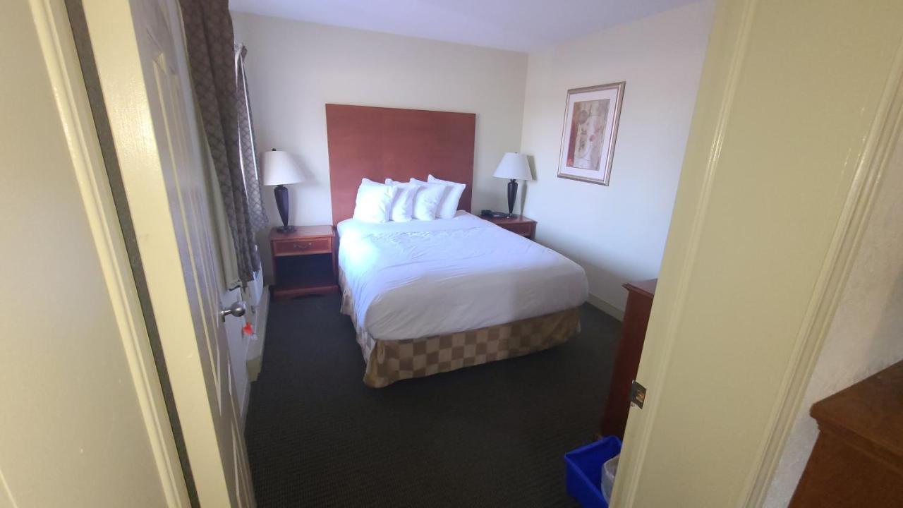 Travelodge By Wyndham Gananoque Exteriör bild
