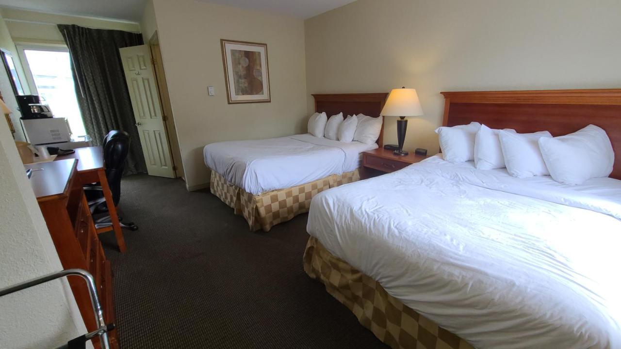 Travelodge By Wyndham Gananoque Exteriör bild