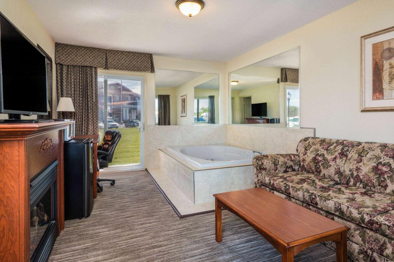 Travelodge By Wyndham Gananoque Exteriör bild