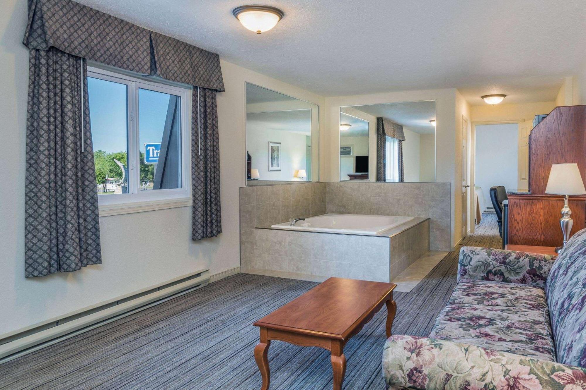 Travelodge By Wyndham Gananoque Exteriör bild