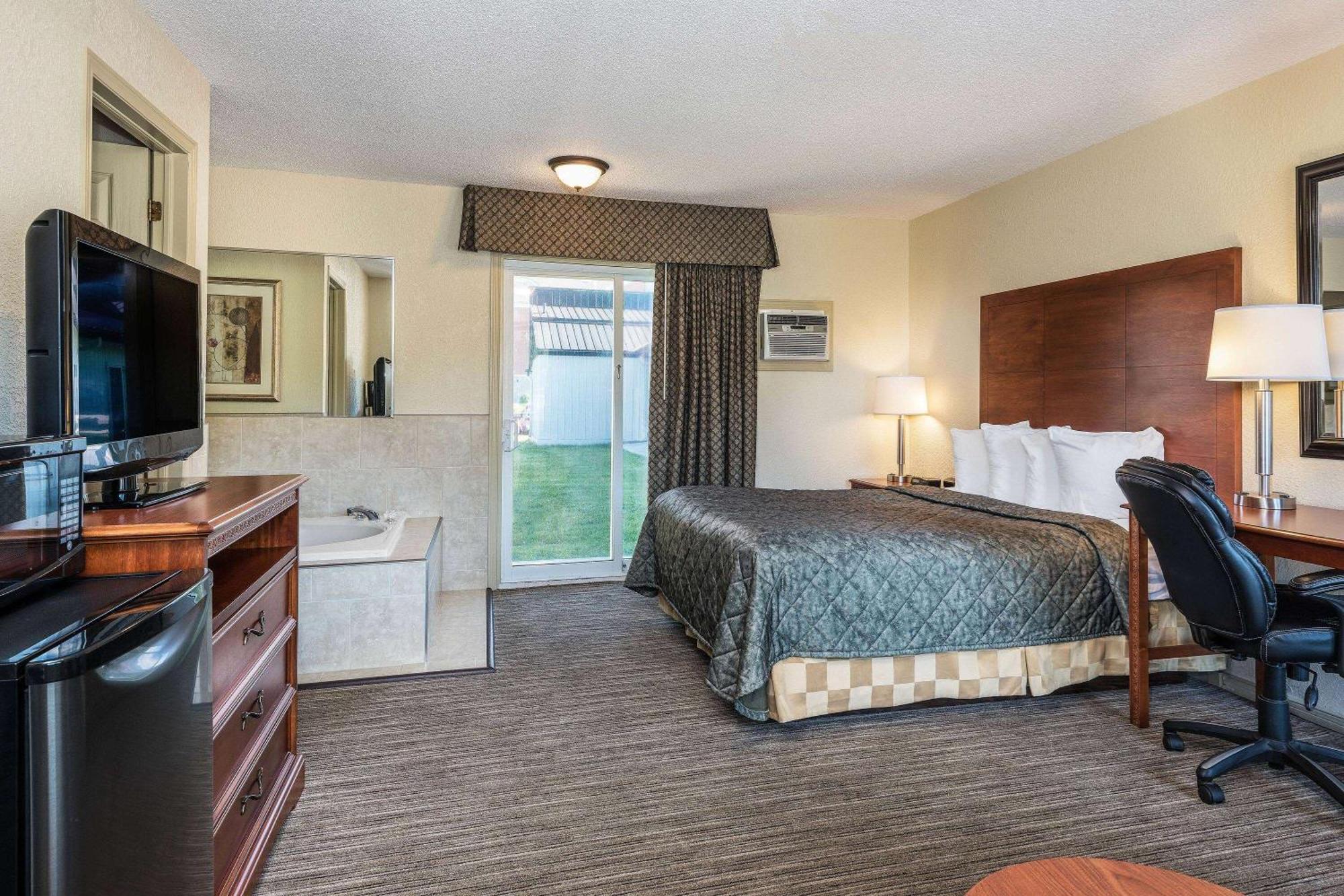 Travelodge By Wyndham Gananoque Exteriör bild